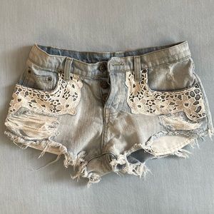 Carmar. Womens, mid rise jean shorts. Size 26
